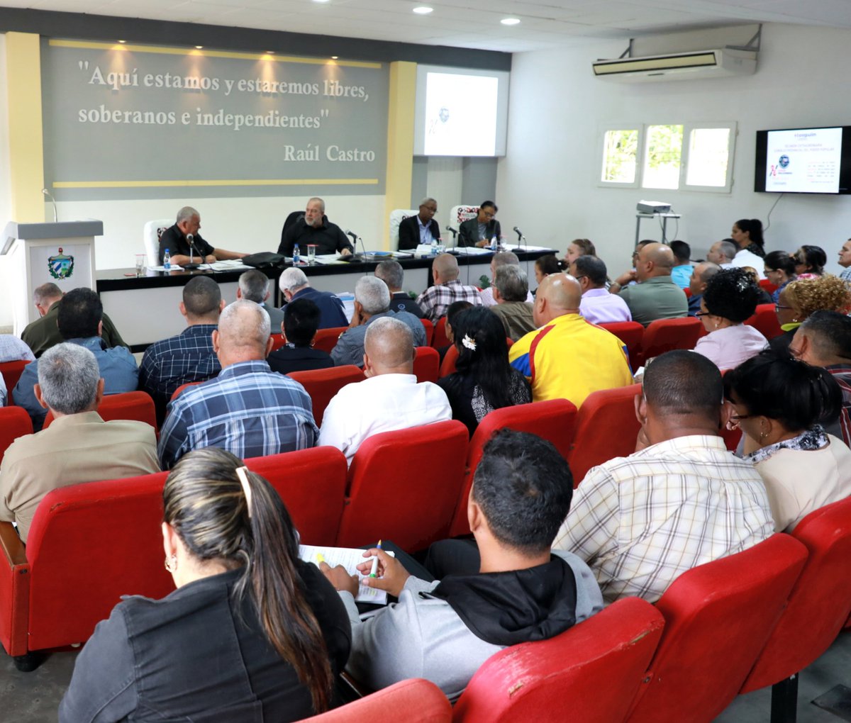 MMarreroCruz's tweet photo. En el Consejo Provincial de Holguín insistimos en que nuestro mayor compromiso es con el pueblo: convertir cada cifra planificada en un resultado tangible.
Inspirados en el ejemplo de #Fidel, dispuesto a "salir, llegar, entrar y triunfar", siempre venceremos.

#ProgramaDeGobierno https://t.co/myrLmVo0BJ