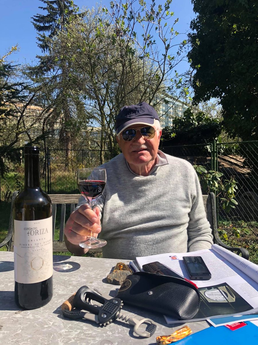 Zapšklý soused z Kobylis. Lidi ho tady v ulici P. Bezruče zrovna rádi nemají. Na jaře zřejmě s kámošem otevřou víno někde u Hradu. Oba to tam mají rádi,  spolu tam prožili několik let. Zřejmě i nocí.