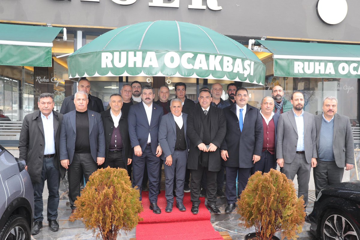 Haliliye Belediye Başkanımız Sayın Mehmet Canpolat ile birlikte; 

Önceki dönem Eyyübiye İlçe Başkanımız Mehmet Moğal ile bir araya geldik. 

Nazik ev sahiplikleri ve misafirperverlikleri dolayısıyla kendisine teşekkür ediyorum.

<a href="/Akparti/">AK Parti</a> <a href="/RTErdogan/">Recep Tayyip Erdoğan</a> <a href="/farukaytek/">Faruk Aytek</a> <a href="/abuyukgumus/">Ahmet Büyükgümüş</a>