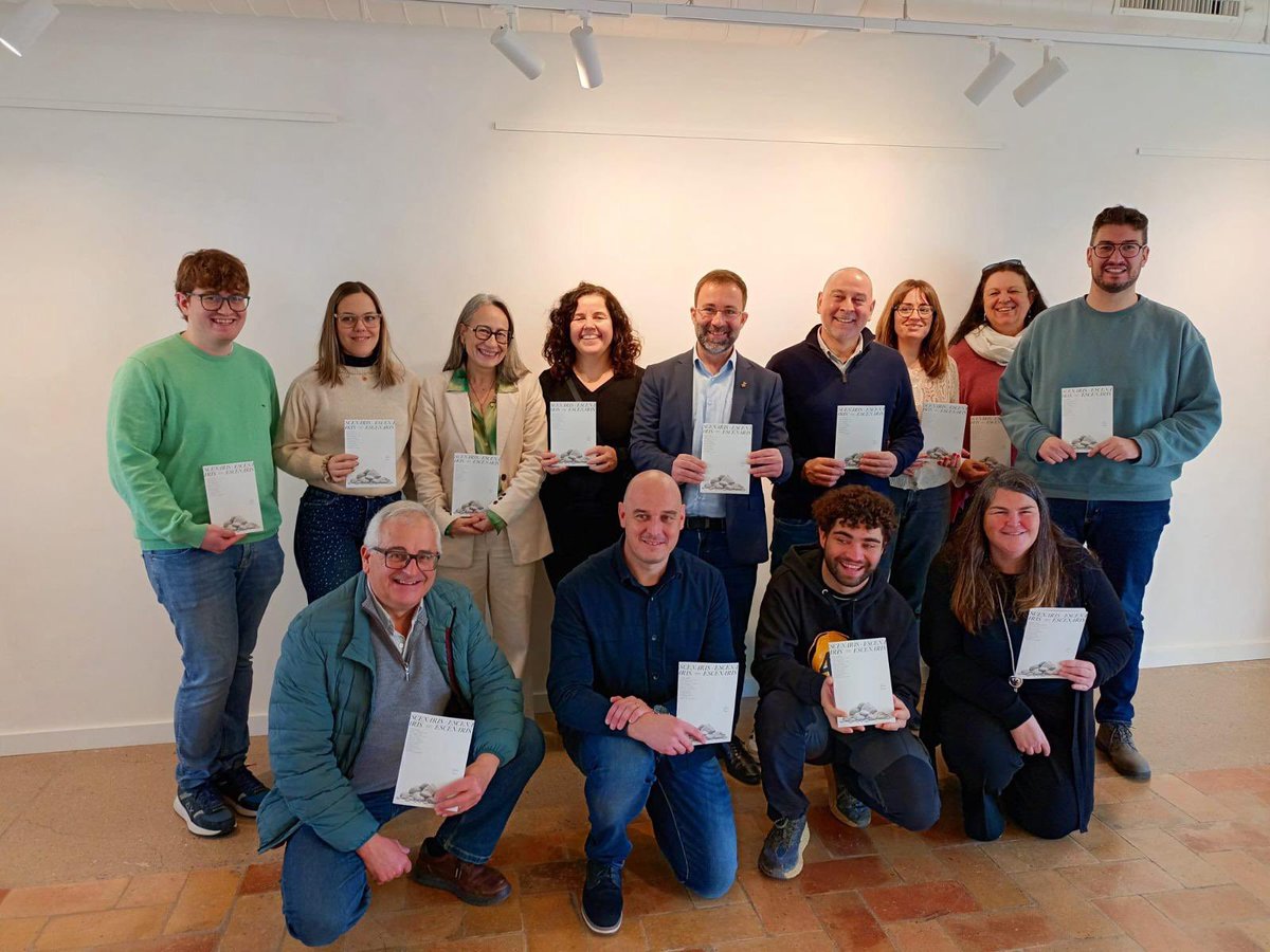 🎭 Escenaris arriba a la 2️⃣2️⃣a edició amb una àmplia
programació de teatre professional al #Gironès.

📍Hi participen 22 ajuntaments, la xifra més alta de totes les edicions amb 140 espectacles.

🗣️El diputat de la #DdGi Quim Roca ha participat en la presentació, a Cassà de la