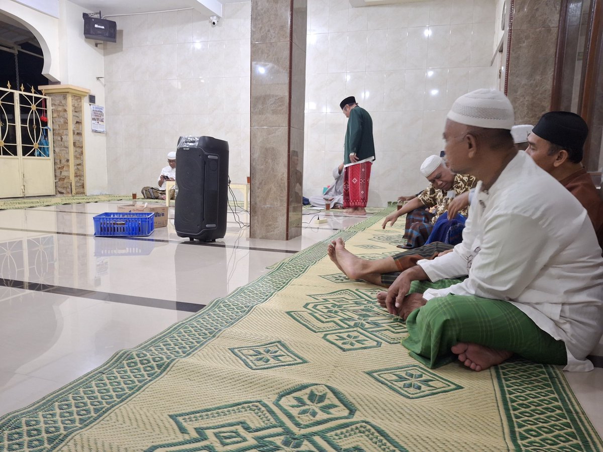 Jadi Ketua RT.
Siang mbabati uwit. Malam rapat neng mesjid.