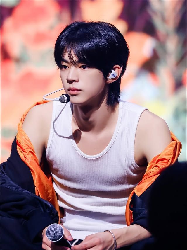 prodhoonz's tweet photo. HAPPY BIRTHDAY TO THIS FINE AHH MF

ANGTAL EXPERT DOHOON DAY
#앙탈권위자_도훈이_생일이야_우우웅
#AngtalExpertDohoonDay https://t.co/dx8HjEccZq