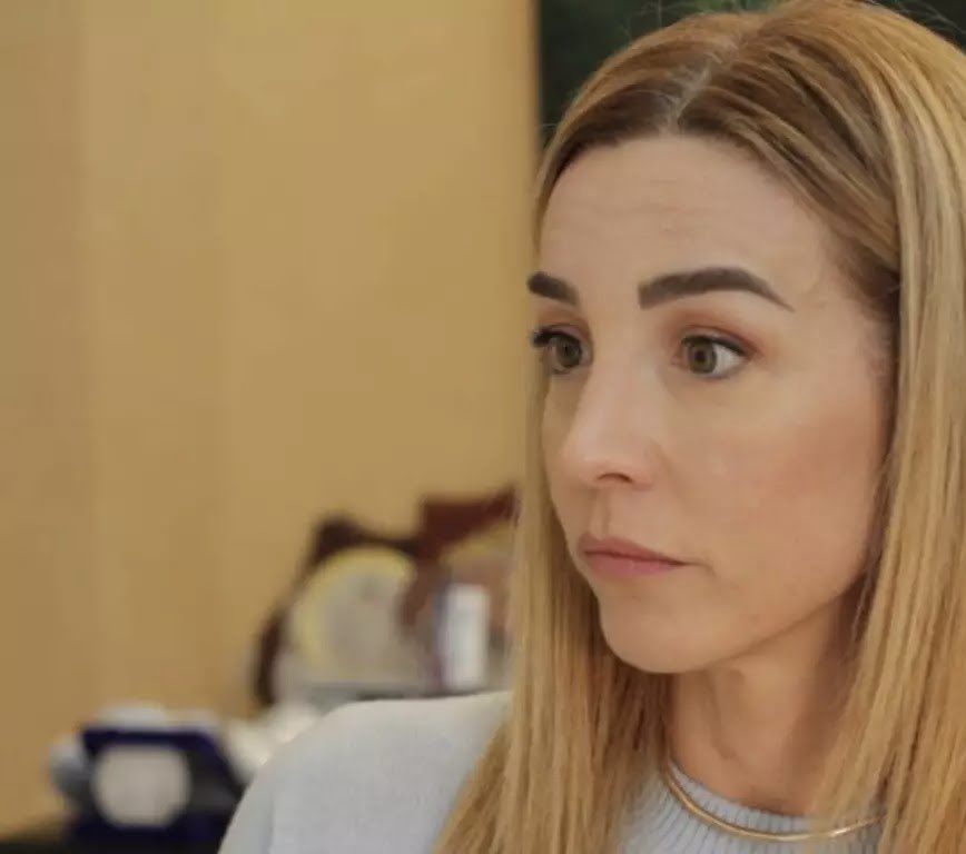 “Sindaca globetrotter che lavora alla sua immagine nazionale, visto che non sa affrontare i punti di crisi genovesi. In corsa contro il tempo per trovare un altro set su cui recitare la parte del nuovo che avanza, prima che ne sia smascherata l’inconsistenza”.
(G. Pellizzetti)