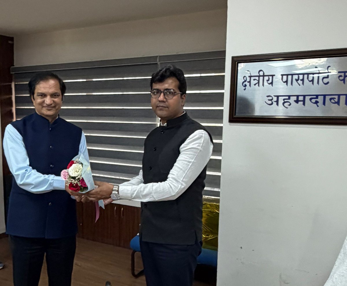 rpoahmedabad's tweet image. #PassportOffice में 36 वर्षों तक नि:स्वार्थ भाव से सेवा के बाद, श्री हर्षद कुमार एम परमार, उप पासपोर्ट अधिकारी को सेवानिवृत्ति पर हार्दिक बधाई। आपके समर्पण और ज्ञान से हम सभी को बहुत प्रेरणा मिली है। आपके आगामी सुखद और स्वस्थ जीवन की पासपोर्ट परिवार की तरफ से हार्दिक शुभकामनाएं।