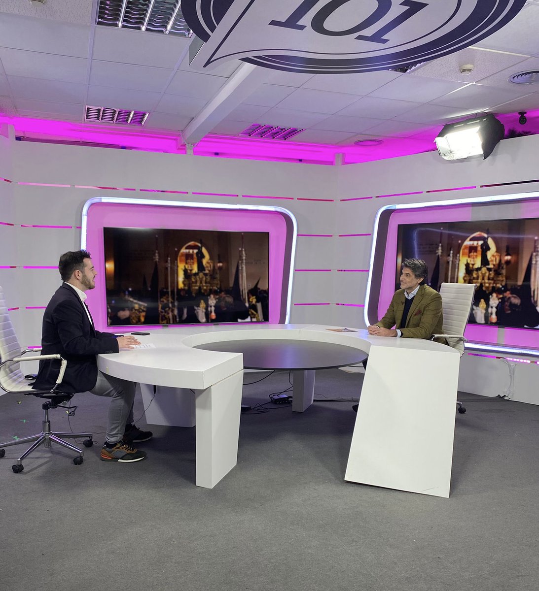 📺 Esta noche a partir de las 🕣 20:30h nuestro Candidato a Hermano Mayor estará en el programa especial de Elecciones de la Hermandad de Los Gitanos en 101TV, para exponer nuestras propuestas, conducido por el periodista Alberto Romera.

#LatiendoHermandad
#DeCorazónMorado