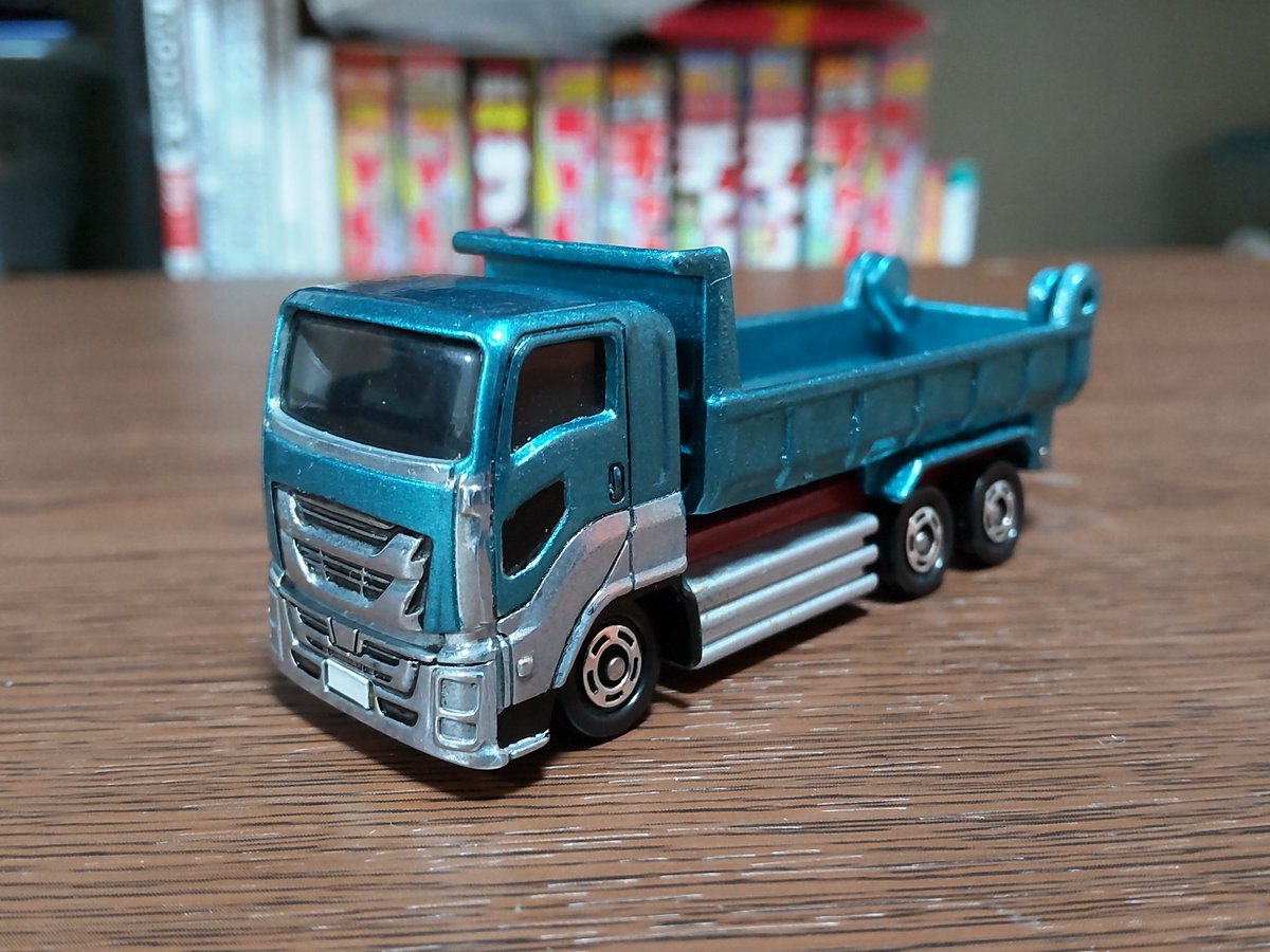 改造で除籍となったトミカを改造してISUZUギガウイング車と青竹色の