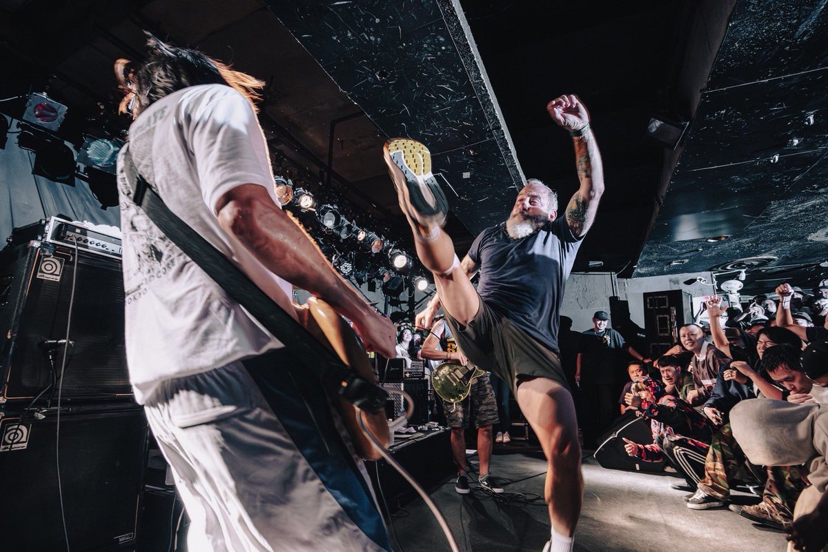 本日発売の <a href="/bollocks_mag/">Bollocks</a> （No.083）
にいまだ世界各地から反響をもらうYOUTH OF TODAY来日時のインタビューが掲載されているのでチェックしてみてください！ACB公演直後に楽屋でそのまま敢行されたホットな内容！

Interviewed <a href="/senta76/">七六 戦太 SENTA NUMB</a> 
Transelated <a href="/QVNYHYDE59/">KUNIHYDE</a> 
Photo by <a href="/tmagg_/">tmadd</a>