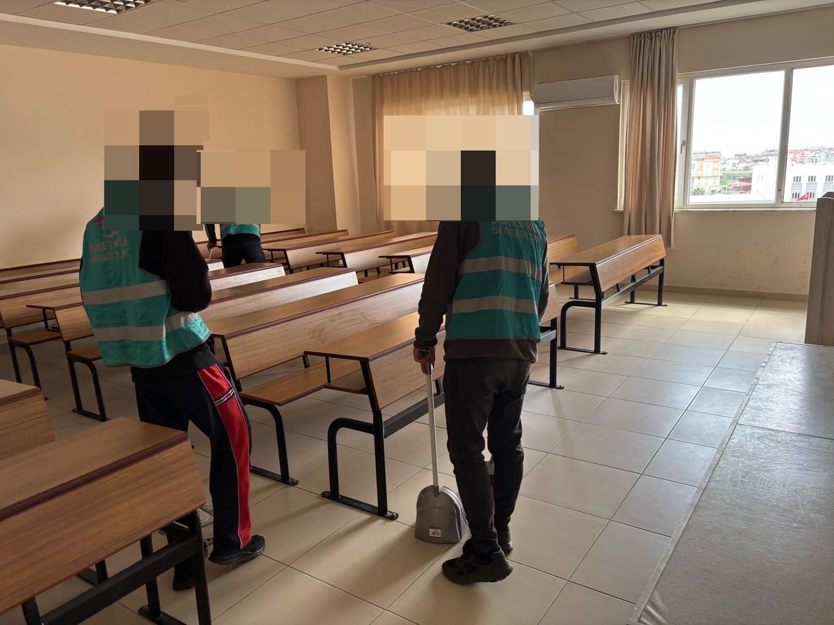 Kamuya yararlı bir işte çalışma yükümlülüğü kapsamında Akdeniz Üniversitesi Manavgat Turizm Fakültesinde öğrencilerin okulda bulunmadığı zaman diliminde temizlik çalışması yapılmıştır.