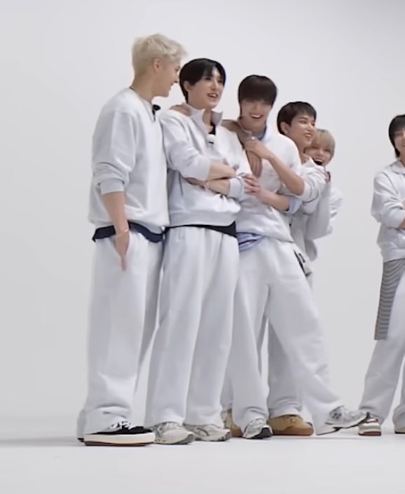 このデカ男たち、誰かにくっついてないと死ぬんか。