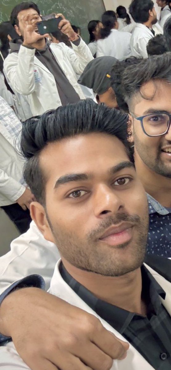 yourfriendlynbr's tweet image. Ghar se nikalte hi         Kuch dur chalte hi