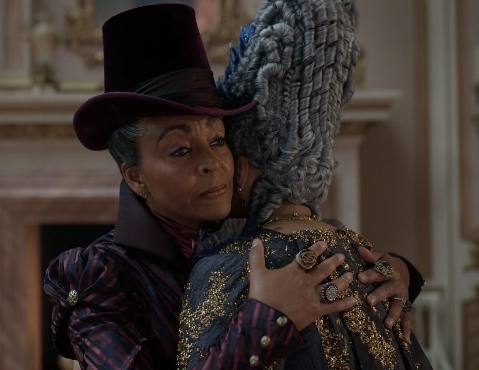 Adjoa Andoh’s  (Lady Danbury) display of our Ghanaian symbols (Sankofa &amp; Gye Nyame) in #BridgertonS4 is spectacular  🇬🇭❤️

<a href="/HeadlessYouTube/">Headless YouTuber</a> what do you say?👀
#Bridgerton #BridgertonSeason4