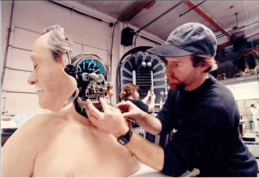 ThatMoviePage's tweet image. Did you know the little alien sitting inside the guy's head in MEN IN BLACK was both a tiny puppet and a huge, intricately detailed full size one for the close ups? Well now you do.