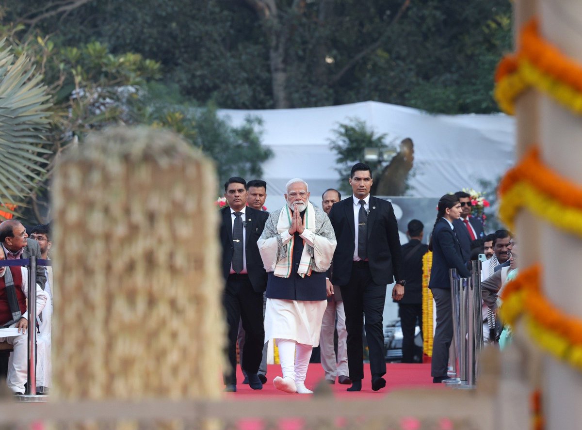 Attended a prayer meeting at Gandhi Smriti.

Bapu’s life gives hope to millions. His efforts reshaped the course of our freedom movement and left a strong mark on India’s journey that continues to be felt across generations.