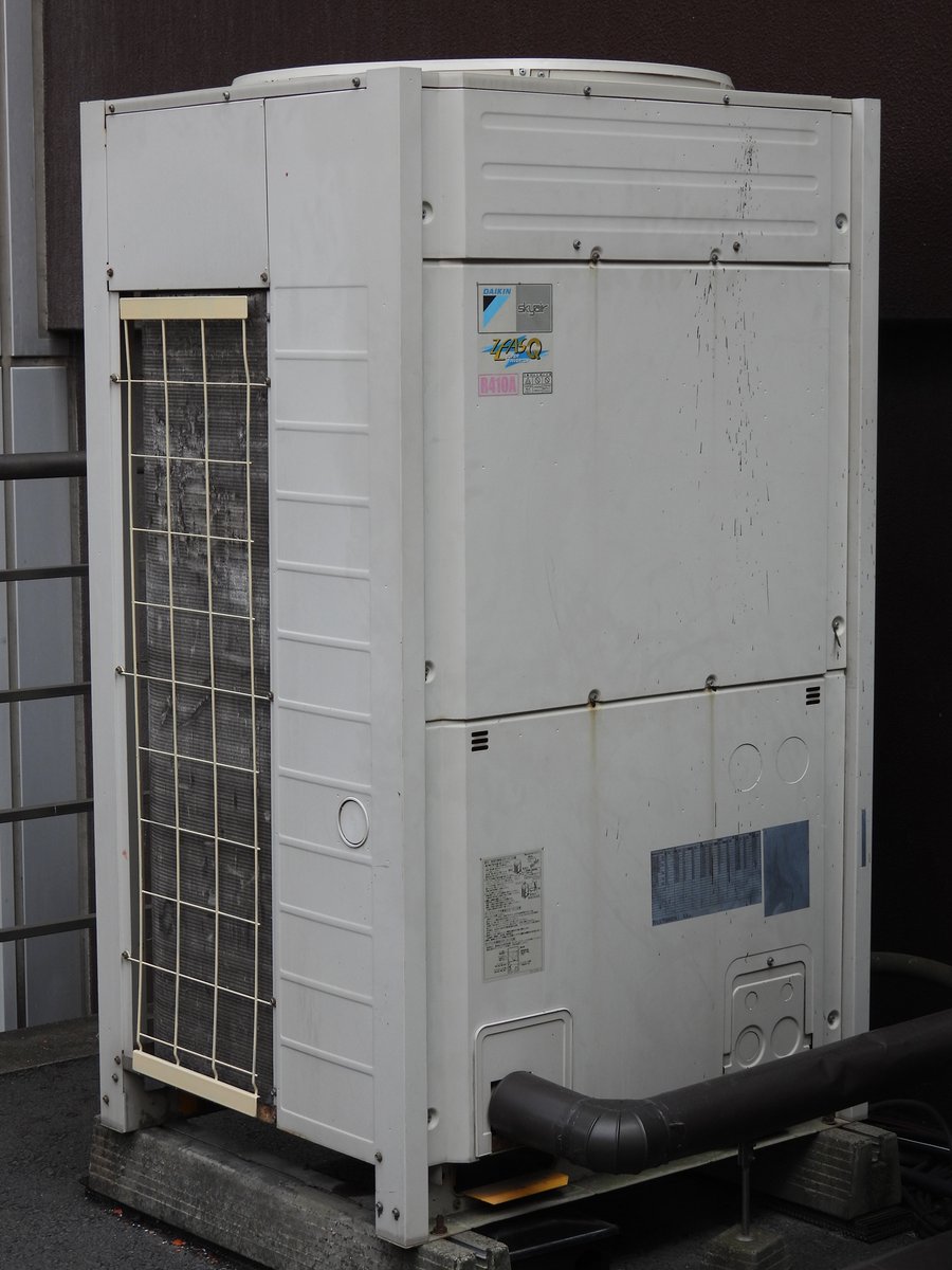 ダイキン スカイエア
ZEAS-Q
RZYP280K

2006年に発売されたZEAS-Qの224・280形はこの筐体でしたが、2007年以降は別の筐体へと変わり、2009年には横吹きも登場しました。
この筐体のZEAS-Qは販売期間が1年だけのレア機です。

#室外機