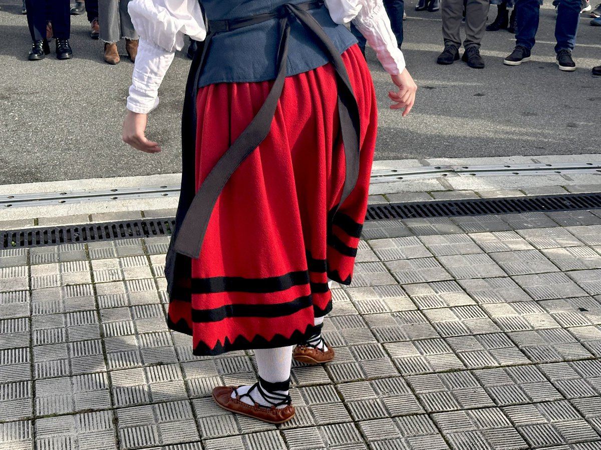 Irungo Abenida zubia Memoria Demokratikoaren Leku izendatzeko ekitaldian izan gara, diktadura garaiko milaka euskal herritarren ihesa oroitzeko.

Aurrerantzean ere, Memoria Demokratikoa eraikitzen jarraituko dugu. Memoria oso eta kolektiboaren alde.