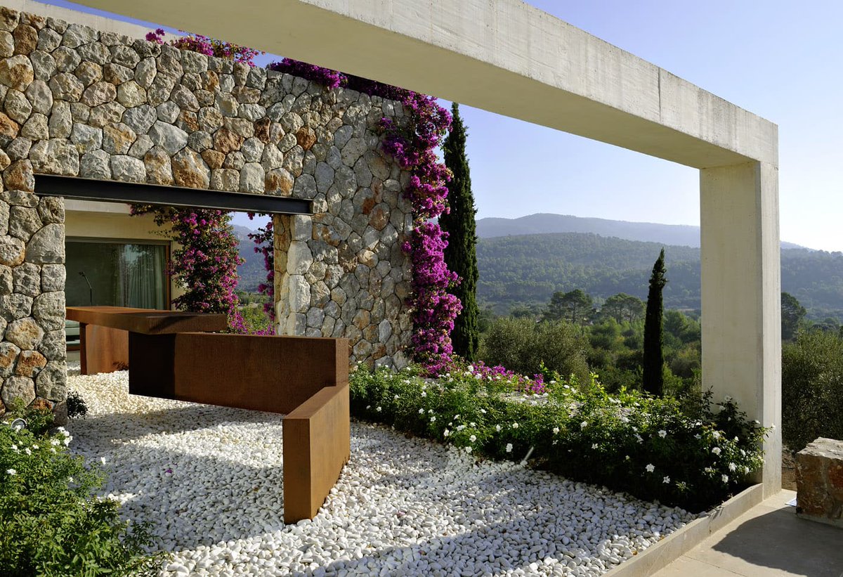 nanarquitectura's tweet image. Un #jardín que parece brotar de la Serra de Tramuntana 🌿 

Diseño, #vegetación y #materiales se funden en un paisaje que respira territorio.

Así es la propuesta de Jardins Tramuntana: #integración, sobriedad y experiencia sensorial.

eu1.hubs.ly/H0rmYq50