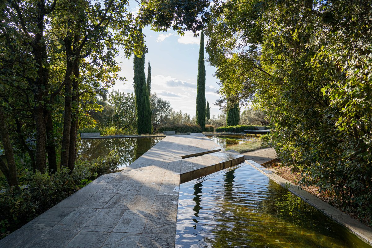 nanarquitectura's tweet image. Un #jardín que parece brotar de la Serra de Tramuntana 🌿 

Diseño, #vegetación y #materiales se funden en un paisaje que respira territorio.

Así es la propuesta de Jardins Tramuntana: #integración, sobriedad y experiencia sensorial.

eu1.hubs.ly/H0rmYq50