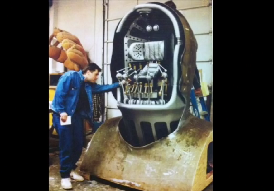 ThatMoviePage's tweet image. Did you know the little alien sitting inside the guy's head in MEN IN BLACK was both a tiny puppet and a huge, intricately detailed full size one for the close ups? Well now you do.