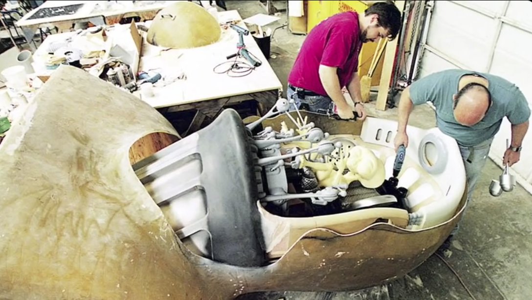 ThatMoviePage's tweet image. Did you know the little alien sitting inside the guy's head in MEN IN BLACK was both a tiny puppet and a huge, intricately detailed full size one for the close ups? Well now you do.