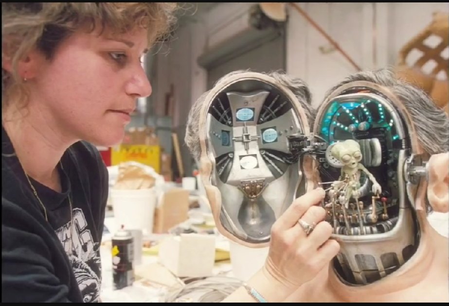 ThatMoviePage's tweet image. Did you know the little alien sitting inside the guy's head in MEN IN BLACK was both a tiny puppet and a huge, intricately detailed full size one for the close ups? Well now you do.