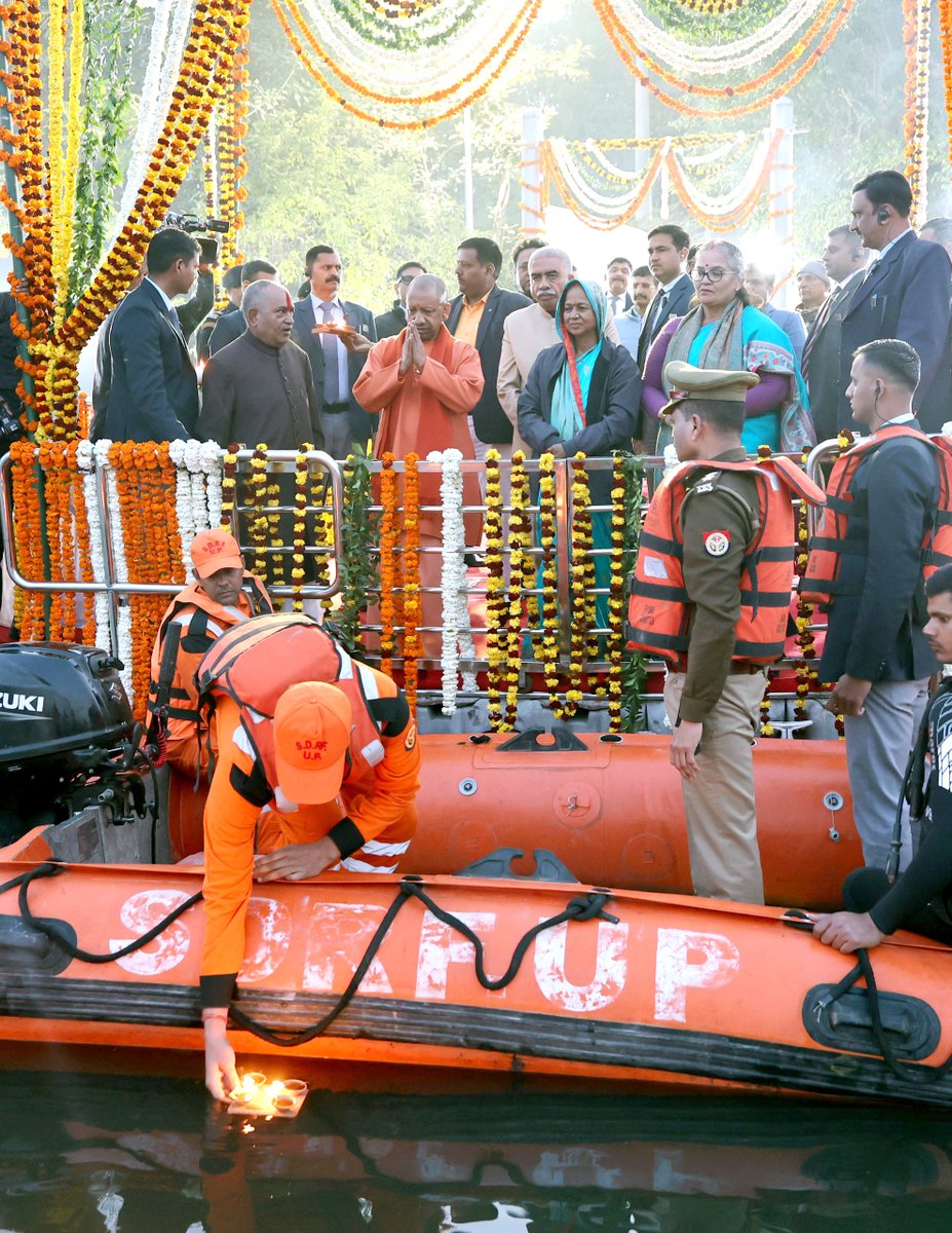 myogiadityanath's tweet photo. 'राष्ट्रपिता' महात्मा गांधी जी की पुण्यतिथि के अवसर पर आज लखनऊ में आयोजित श्रद्धांजलि सभा में पूज्य बापू को श्रद्धासुमन अर्पित किए।

इस अवसर पर भजन संध्या कार्यक्रम में सम्मिलित होकर राष्ट्र की सेवा में अपना सर्वस्व न्योछावर करने वाले अमर बलिदानियों की पावन स्मृति में दीपदान भी किया।

सभी ज्ञात-अज्ञात वीर हुतात्माओं को विनम्र श्रद्धांजलि एवं श्रद्धेय बापू की अमर स्मृतियों को कोटिशः नमन।