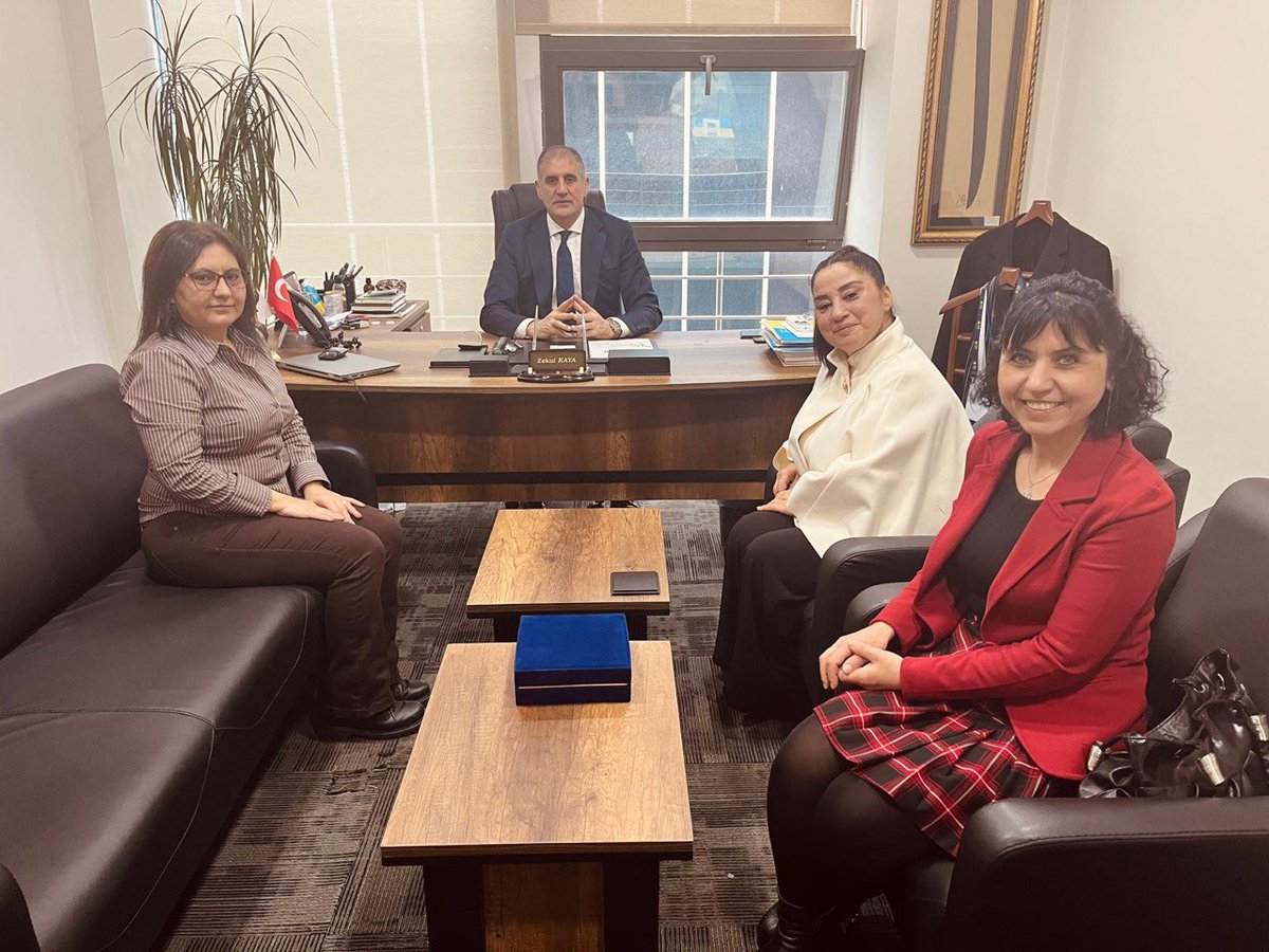 EmadDernegi's tweet photo. 📌 EMADDER - ANKARA İYİ PARTİ GENEL MERKEZ ZİYARETİ 

@iyiparti
@MDervisogluTR
@zekaikayaTR

Emeklilikte Adalet Derneği Ankara İl Yönetim Ekibimiz, İYİ Parti Kurucular Kurulu Üyesi ve Genel Başkan Danışmanı Sayın Zekai Kaya’yı, İYİ Parti Genel Merkezinde ziyaret etmiştir.

Kademeli emeklilik dosyamızın tüm boyutlarıyla aktarıldığı bu görüşmede; 
Sayın Kaya’nın konuyu sosyal adalet, anayasal eşitlik ve emek hakkı çerçevesinde ele alması, mücadelemizin ne denli meşru ve güçlü bir zeminde yürüdüğünü bir kez daha göstermiştir.

Sahadan gelen verileri dikkatle dinleyen, EMADDER’in hazırladığı çalışmaları ciddiyetle değerlendiren ve kademeli emekliliğin artık ötelenemez bir toplumsal sorun olduğuna açıkça işaret eden yaklaşımı, emeğin yanında duran sorumlu bir siyasi duruştur.
Bu yapıcı ve samimi ev sahipliği için Sayın Zekai Kaya beyefendiye teşekkür ediyoruz.

EMADDER olarak; haklı taleplerimizi muhataplarına doğrudan anlatmaya, adalet sağlanana kadar kararlılıkla yol almaya devam edeceğiz.

Saygılarımızla 
EMEKLİLİKTE ADALET DERNEĞİ

@UGUR__POYRAZ
@omerkarakas_iyi
@ComezTurhan
@HasanToktasTR
@YS_Turkoglu
@ridvanuz17
@Ozturkdenizli
@mehmetakalin22
@2727mmg2727
@cirkinoglu
@Akburak

@EmadDernegi
#EmadderKademeİstiyor