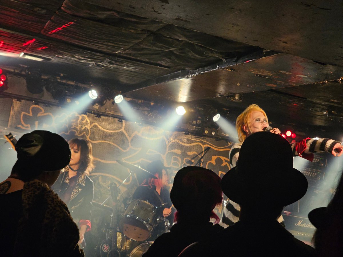 sugachan5696's tweet photo. 本日はTHE SPICKY HEADSさん主催のバンドライブにお邪魔しました！！
最初少し遅れて見始めましたがバンドってそれぞれ全然違う曲調雰囲気などが味わえてずっとわいわいできて楽しい😆✨️✨️✨️
時間が遅めでしたので早めに失礼します🙇楽しい時間をありがとうございました
＃THESPICKYHEADS https://t.co/7uG2DpWf2W