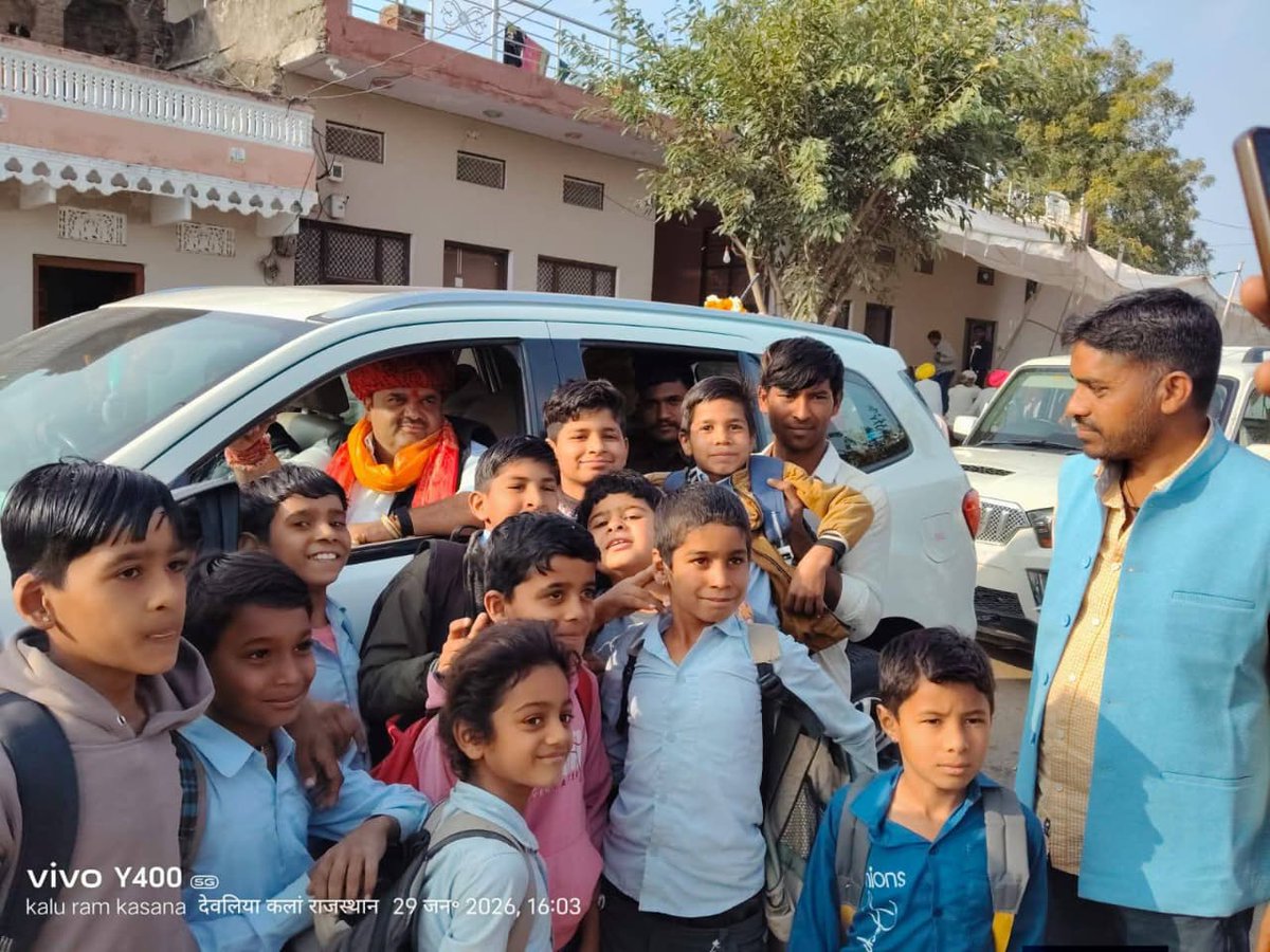 dgurjarofficial's tweet photo. बच्चों के बीच बिताया गया हर पल सुकून और उम्मीद से भरा होता है। इन मासूम चेहरों की मुस्कान ही असली ताक़त है, जो आगे बढ़ने का हौसला देती है। https://t.co/DMmqq13TpT