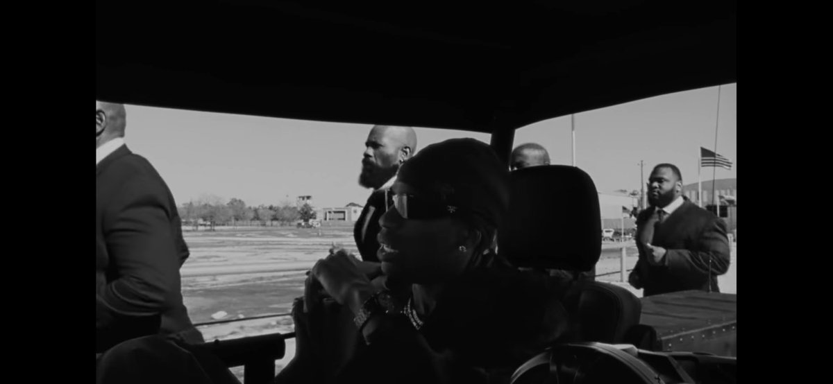 4×4でトラビスがかけてるpradaのサングラスYeと一緒だよな