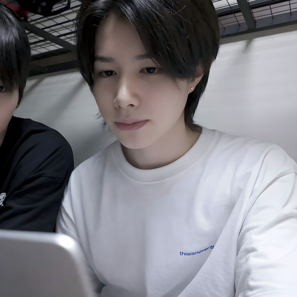 หลุยส์ลุคนี้ไม่ควรหายไปจากไทม์ไลน์ทรงผมที่ไม่เซตปล่อยผมตามธรรมชาติ หน้าสด แล้วแม่หลุยส์จะไปไหนรอดทรงผลแบบนี้อยากเห็นอีกมากๆปอยหวาน+กับหน้าหวานๆแต่หล่อ ฮือออออ

#LOUIS #LNGSHOT