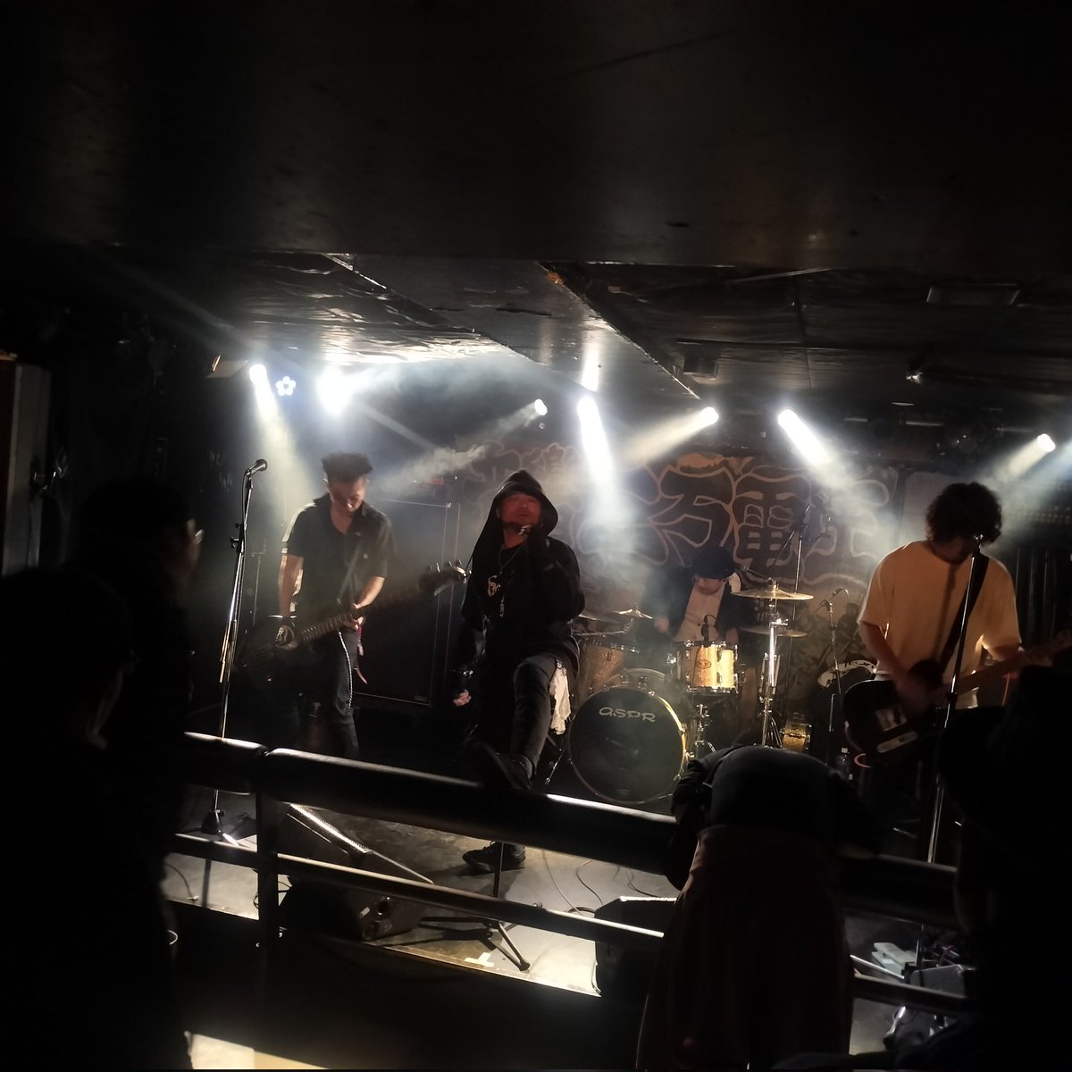 z_piratesrocks3's tweet photo. Another Fuse に誘われて東高円寺二万電圧へ

行ってみたら以前、DJで呼んでくれた
THE SPIKY HEADS のレコ発イベントだった。

出演バンドも
THE BEAT CHILD
SUPER ROCK'N ROLLERS
Another Fuse
THE SPIKY HEADS
と若手が揃ってなかなか良い盛り上がりでした。 https://t.co/os3MW5WujW