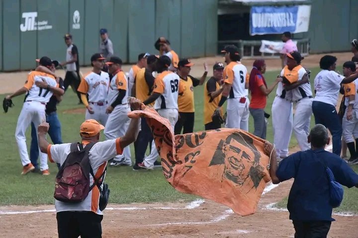 🧡🐆 ¡Buenos días! A modo de agasajo por la entrega deportiva sobre el terreno en la 64 Serie Nacional de Béisbol , #VillaClara recibe este viernes a los Leopardos.

📌 La cita es en el parque Leoncio Vidal a las 9:30 a. m. Todos en color naranja.

🔗goo.su/Ri7n