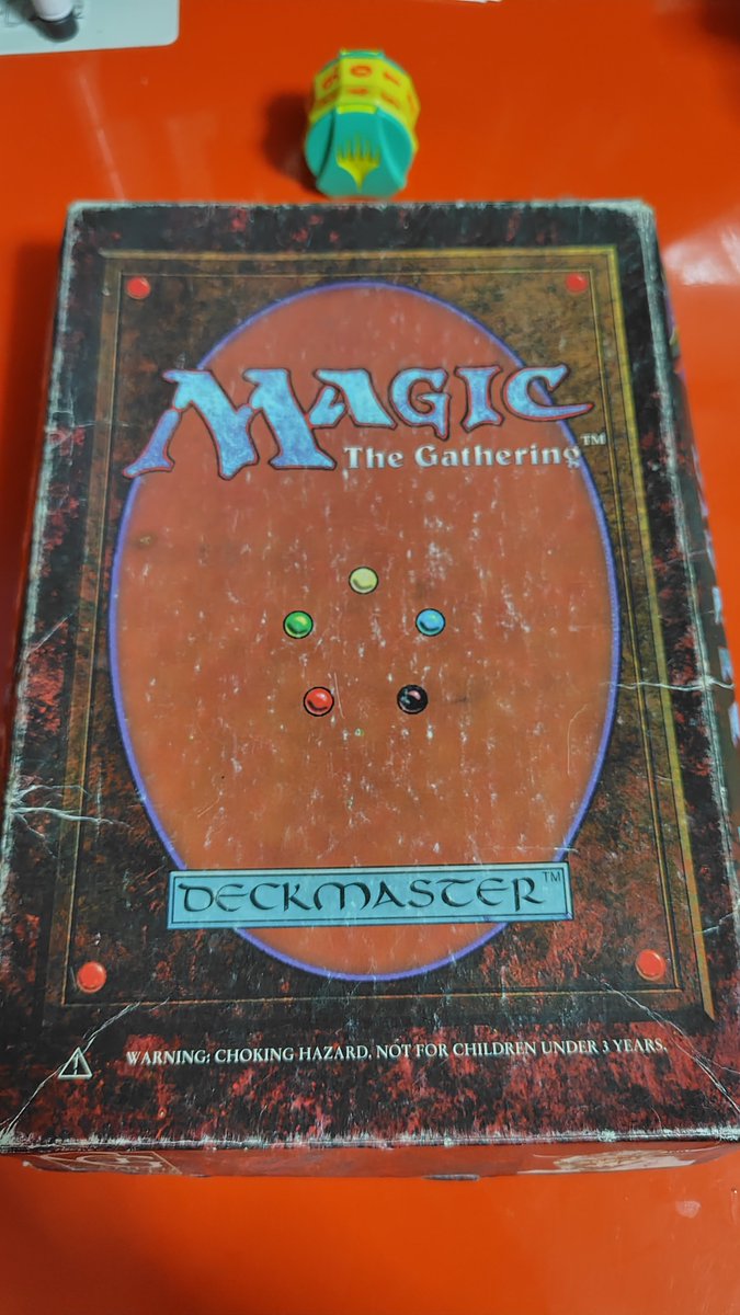 think1979's tweet image. マジック
「初めてのマジック・ザ・ギャザリング」みたいなのが流行っていたので。
第四版の…これなんだっけ？今で言うバンドルみたいなやつ？
大きさ比較用にクリック式ライフカウンターを置きました。