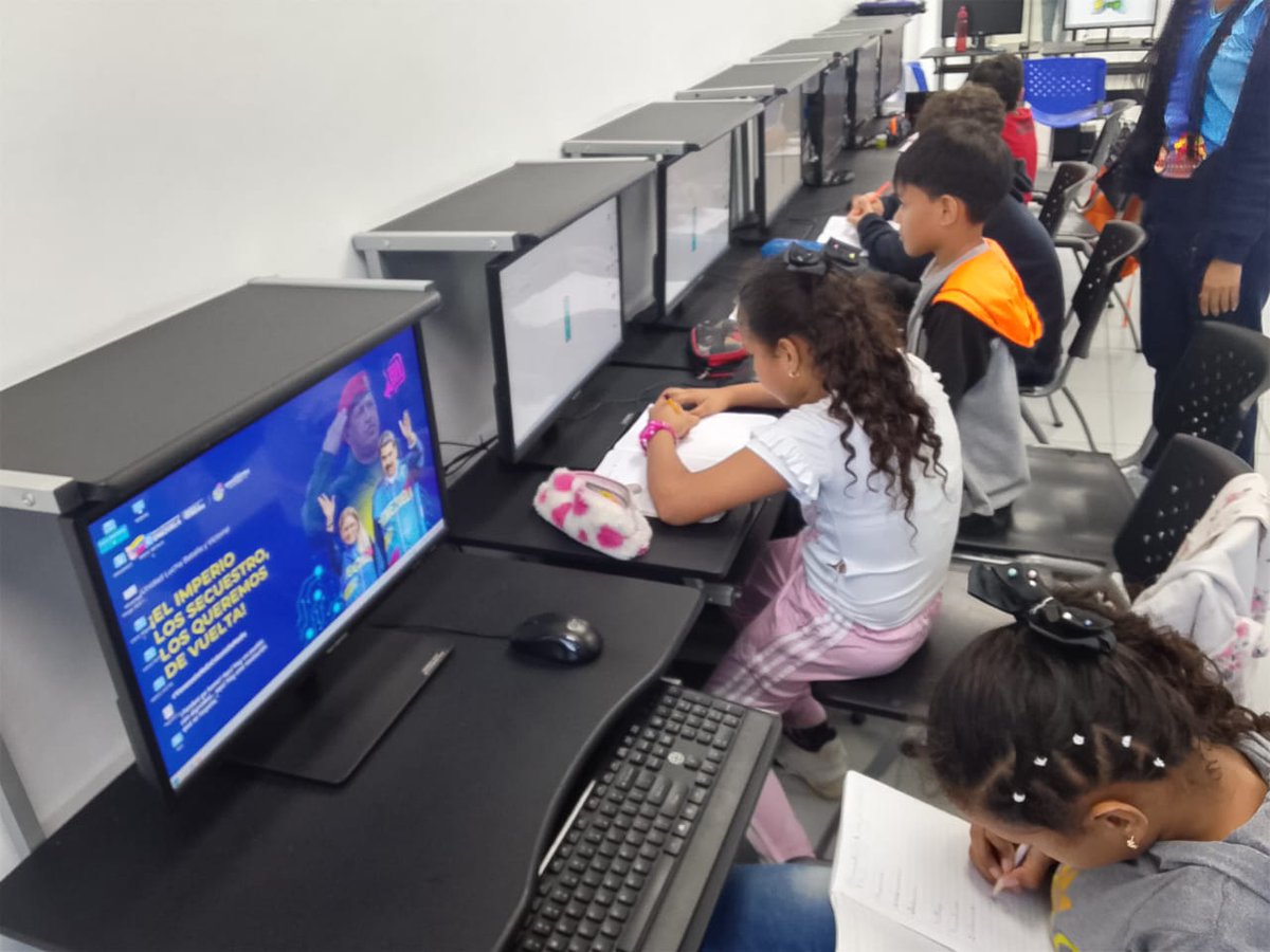 ZuliaInfocentro's tweet image. En el Mega Núcleo de Robótica Educativa Infantil y Juvenil del Infocentro Urdaneta El Brillante dimos la bienvenida oficial a nuestra primera clase de Robótica Intensiva:
✅ Repaso de conceptos fundamentales.
✅ Prácticas de electrónica.
✅ Simulación de circuitos con Tinkercad