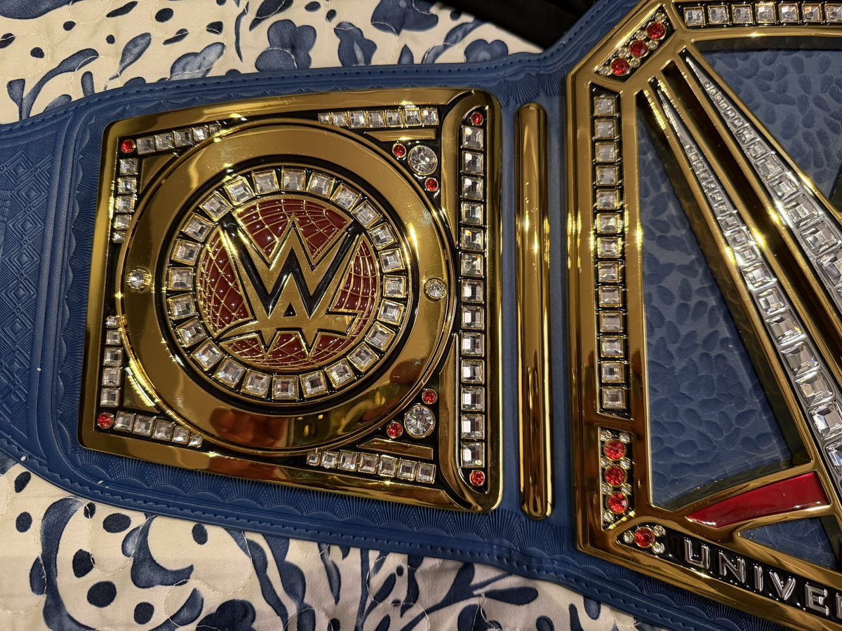 السلام عليكم 

يا شباب عندي حزام 
للبيع  WWE universal championship replica
 
الحزام جديد