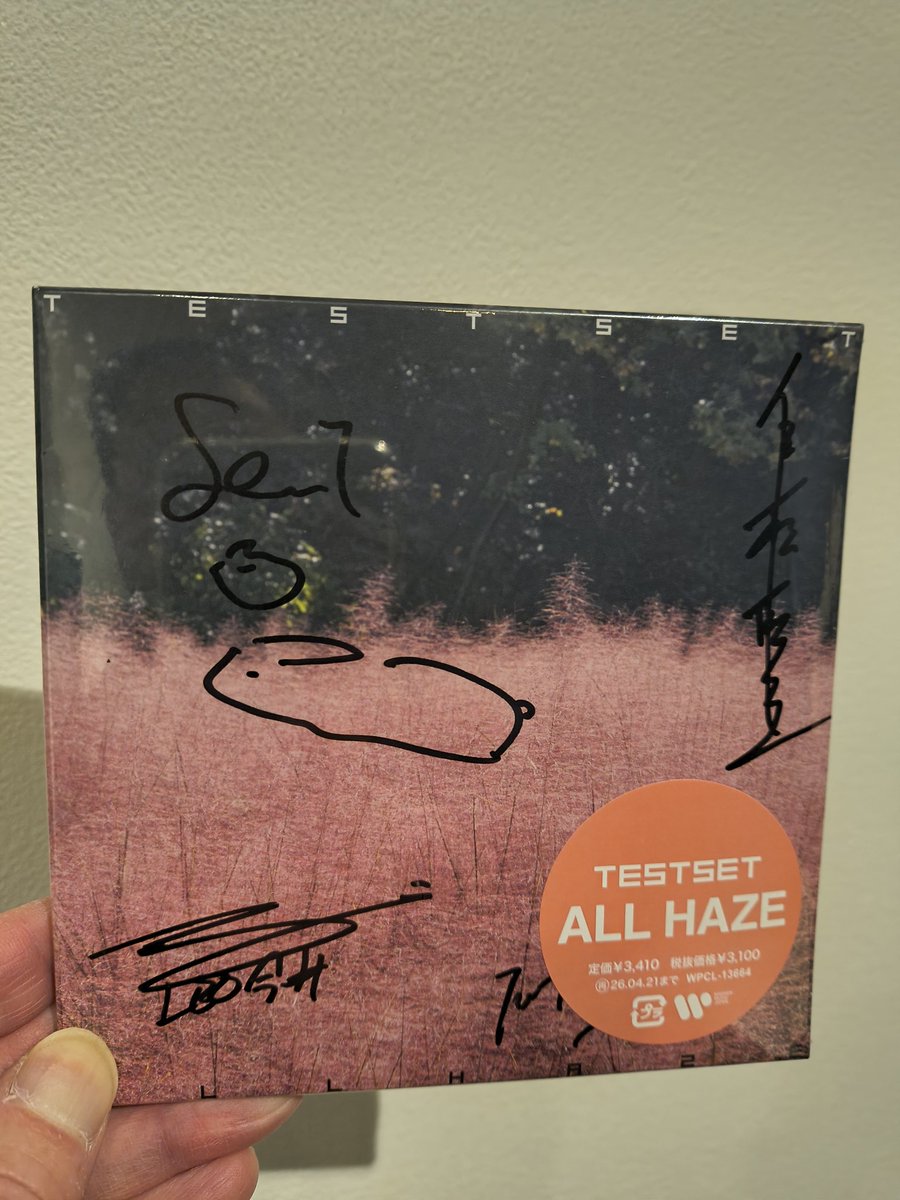 先頭に並べたので物販コーナーにも先頭で飛び込んで数量限定のサイン