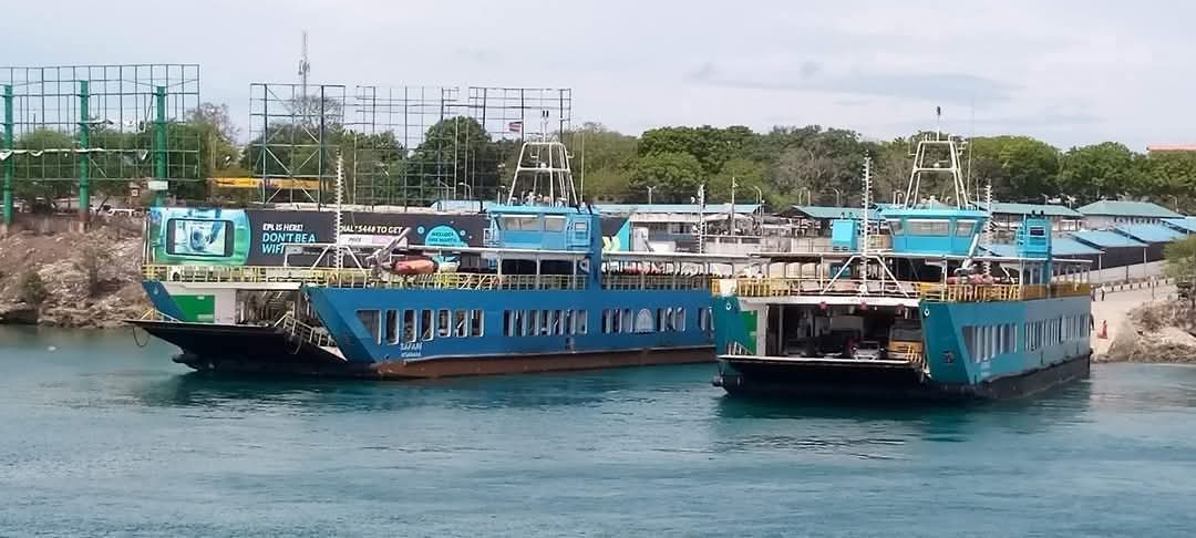 Good evening,
Four ferries are at your service at the Likoni channel.
SAFETY TIP;
1. Embark/disembark aboard as directed by our marshals.
2. Do not sit, lean, or stand on the guard railings.
Safe  Sail. 
#ferrykenya #likoniferry  #PSSDTransport #Kenya_Ports #kmakenya #TransportKE