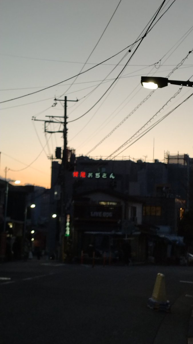 明日(1/31)・明後日(2/1)は通常通り営業いたします。

今週のおかしは、
・スノーボール　くるみ
・スノーボール　抹茶
・パウンドケーキ　マロン

夕焼けが見えないのはやっぱり残念です😢
谷根千の魅力って一体何なんでしょうね？