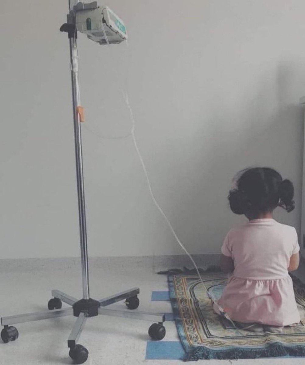 She’s sick, yet she still prays to Allah.☝🏼