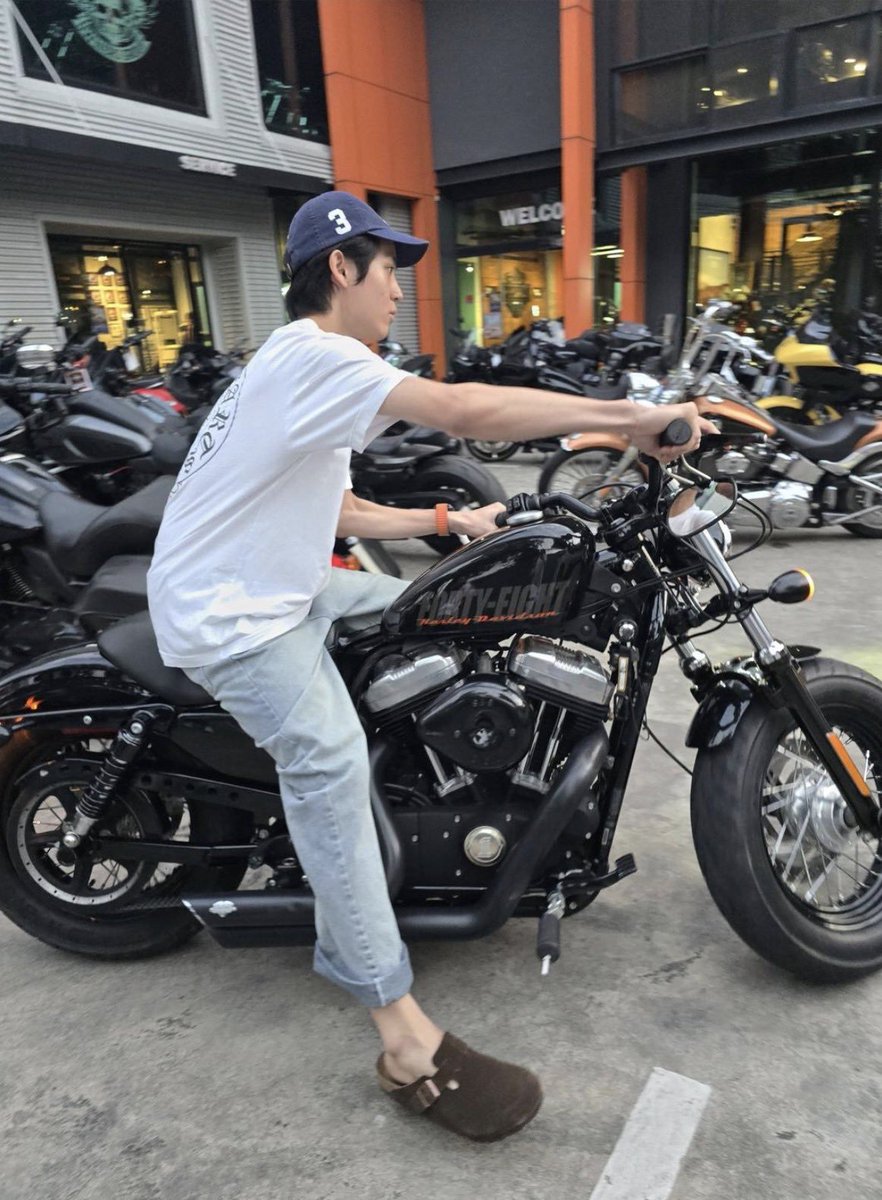 gigie_1965's tweet image. แจกความสดใสทะลุจอไปเลย เจ็ดแสนฟอลแล้วพร้อมซิ่งไปต่อไม่รอแล้วนะ 🛵 

ALMOND SHINES TO TT 700K 

#7แสนฟอลเฮียม่อนพร้อมซิ่ง
#Almondbabybigboy