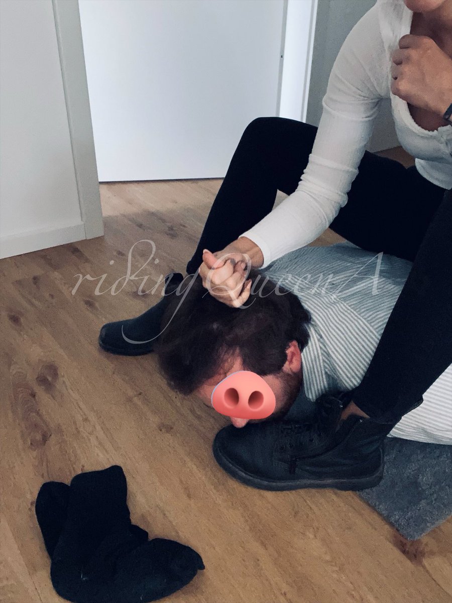 Er war ein ungezogener kleiner Fiffy! Und er hat es deutlich zu spüren bekommen. 
Aber es durfte sich entschuldigen und es wieder gut machen 😈

Herrin Femdom Sohlenlecker DrMartens 
Findom Zahlsklave Moneydom