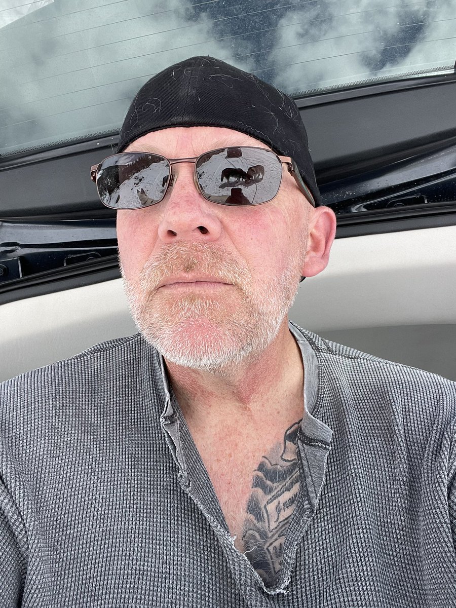 coloradohusky's tweet photo. Happy Friday! We made it.
😎 🐺
#grandpalife 
#fiftywhat 
#greybeard https://t.co/eEnCt73qDg