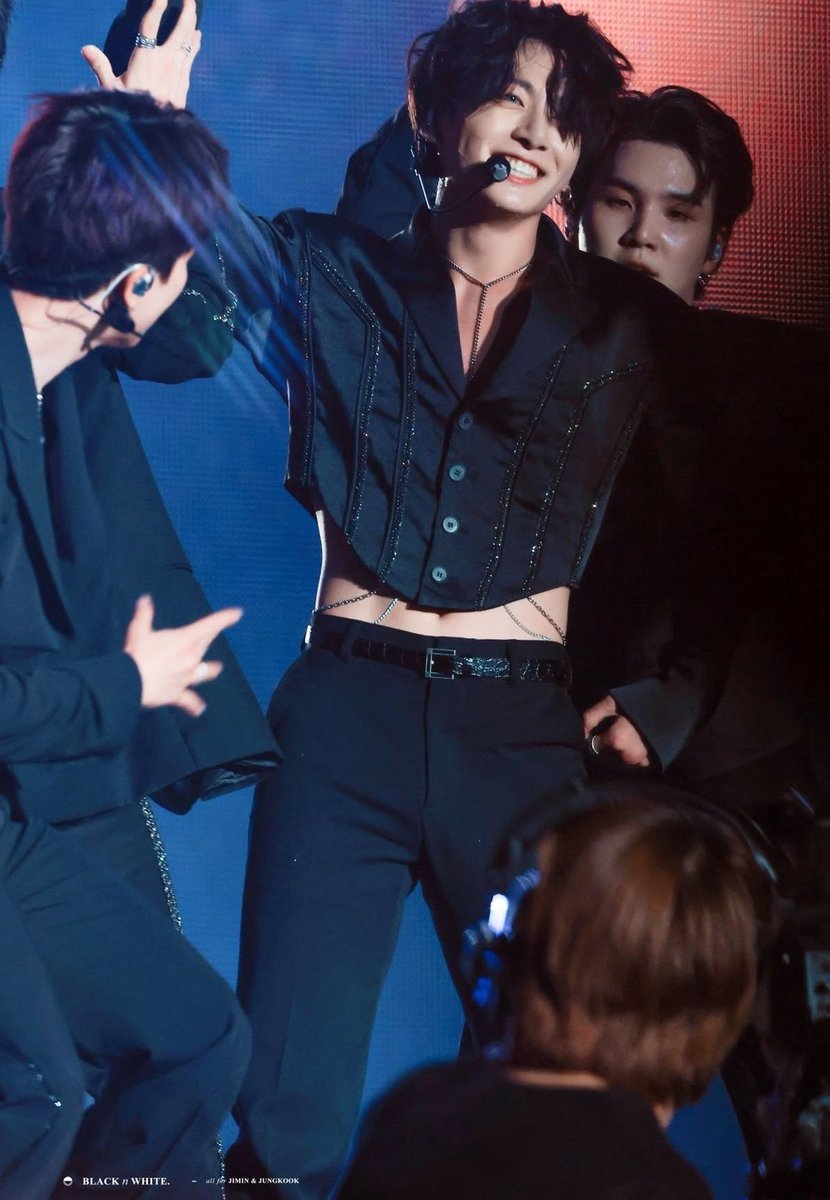 fr what is fake love jk and his tiny exposed waist's problem 😡🥵