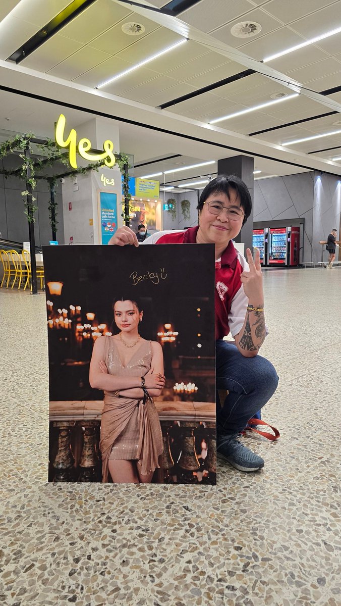 AussieTH1977's tweet image. Mission accomplished. She signed it for me.

BECKY GOES TO AUSOPEN26 
#BeckyxPoloRalphLauren 
#Beckysangels