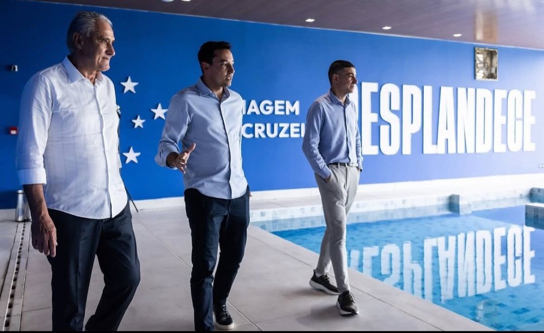 ⚠️ Acontecimentos feitos na diretoria do Cruzeiro desde a saída de Leonardo Jardim:

- Esteve em dúvida entre Pezzolano e Tite, dois técnicos completamente diferentes;

- Escolheu o Tite;

- Negociou por Vitão, disposto a pagar até 7mi de euros no jogador e tomou balão do