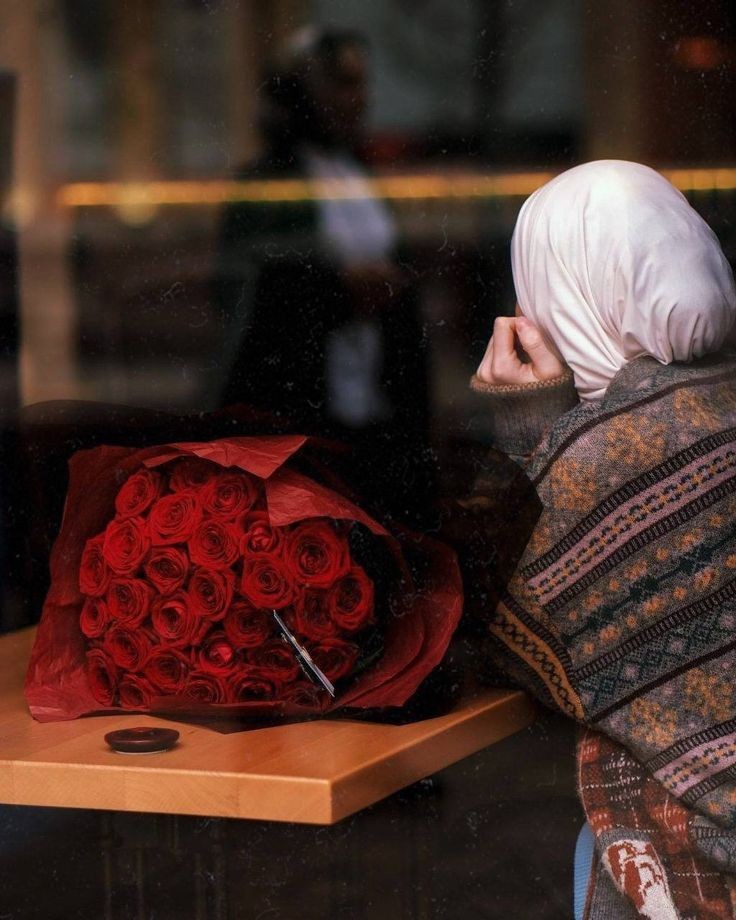 في أيام جفاف العمر، يعني لي من يغمرني بالمحبة في السؤال عن الحال، من يحفني بنظرات وديعة أرى فيها كم يود أن يشاطرني حزني لأتخفف منه، من يلتفت لي في ضحكة جماعية ليتأكد من حضور ضحكتي.