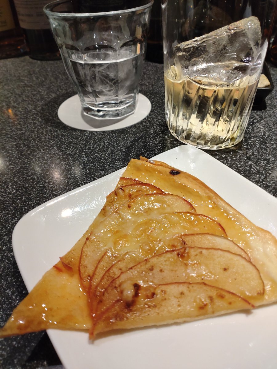 この週末の２杯。グリーンアラスカは安定の旨さ、ジンはタンカレーでお願いしました。隣に居た方にハニーアップルピザ🍕いただきました。ウイスキーに合ってましたよ✌。