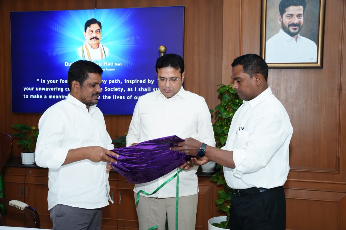 BodanapallyVGR's tweet photo. ఎడ్ సెట్ పోస్టర్ ను ఆవిష్కరించిన మంత్రి  శ్రీ దుద్దిళ్ల శ్రీధర్ బాబు గారు

(టి.సాట్ – సాఫ్ట్ నెట్): టి-సాట్ నెట్వర్క్ ఛానళ్లు ప్రసారం చేసే ఎడ్ సెట్ ప్రసారాల షెడ్యూల్ పోస్టర్ ను రాష్ట్ర ఐటి, పరిశ్రమలు మరియు శాసనసభ వ్యవహారాల శాఖ మంత్రి శ్రీ.దుద్దిళ్ల శ్రీధర్ బాబు గారు ఆవిష్కరించారు. సచివాలయంలోని తన ఛాంబర్ లో టి-సాట్ సీఈవో బోదనపల్లి వేణుగోపాల్ రెడ్డి గారి తో కలిసి ప్రసారాల వివరాలు తెలిపే షెడ్యూల్ పోస్టర్ ను ఆవిష్కరించి మాట్లాడుతూ ఎడ్ సెట్ లో ఉన్నతమైన ర్యాంకులు సాధించేందుకు టి-సాట్ అందించే డిజిటల్ కంటెంట్ ను సద్వినియోగం చేసుకోవాలని, తద్వారా బీఈడీ విద్యార్థులు మంచి ఫలితాలు సాధించవచ్చన్నారు. తెలంగాణ ప్రభుత్వం విద్యకు ప్రత్యేక ప్రధాన్యత నిస్తుందని మంత్రి శ్రీధర్ బాబు  గారు అన్నారు.

టి-సాట్ కంటెంట్ సోషల్ మీడియా ఫ్లాట్ ఫాం ద్వార అందుబాటులో ఉంటుందని, తద్వారా గ్రామీణ ప్రాంత యువతకు ఎంతో ప్రయోజనం చేకూర్చుతుందన్నారు. తెలంగాణా ప్రభుత్వం నిర్వహించే ప్రతి పోటీ పరీక్షకు టి-సాట్ అందించే డిజిటల్ కంటెంట్ ను సద్వినియోగం చేసుకోవాలని,  మే నెలలో జరిగే ఎడ్ సెట్ పరీక్ష కోసం అభ్యర్థులను సిద్ధం చేసేందుకు పిబ్రవరి రెండవ తేది నుండి మే 11వ తేది వరకూ రోజుకు నాలుగు గంటల పాటు 392 ఎపిసోడ్స్ ప్రసారం చేస్తున్నామన్నారు మంత్రి శ్రీధర్ బాబు గారు.బయాలజీ, పిజికల్ సైన్స్, మాథమేటిక్స్, సోషల్ స్టడీస్, ఇంగ్లీష్, తెలుగు సబ్జెక్టులతో 98 రోజుల పాటు టి-సాట్ విద్య, నిపుణ ఛానళ్లతో పాటు టి-సాట్ యాప్, యూట్యబ్ లో  ప్రసారాలు కొనసాగుతాయి.
పోటీ పరీక్షలకు డిజిటల్ కంటెంట్ అందించేందుకు కృషి చేస్తున్న సీఈవో వేణుగోపాల్ రెడ్డిని మంత్రి శ్రీధర్ బాబు గారు అభినందించారు.పోస్టర్ ఆవిష్కరణ  కార్యక్రమంలో టి-సాట్ ఎగ్జుక్యూటీవ్ డైరెక్టర్ ఎం.డి సాధిక్ పాల్గొన్నారు.

#Edcet #posterRelase #DigitalEducation #Ministersridarbabu #CeoBodanapallyVenugopalreddy

@revanth_anumula @TelanganaCMO
@Bhatti_Mallu @seethakkaMLA
@MNatarajanINC @iamkondasurekha
@TSATnetwork @Min_SridharBabu
@OffDSB @DigitalMediaTG
@jupallyk_rao @oratorgreat
@kiran_chamala @IPRTelangana
@KomatireddyKVR @UttamINC
@INC_Ponguleti @Tummala_INC
@ayodhya_boreddy @AapannaHastham
@INCIndia @Congress4TS
@INCTelangana @IYCTelangana
@sadiqpress @BRSparty
@BJP4India @SatishManneINC
@burravenkatesh5 @EduMinOfIndia
@TSEduDept @Vemnarenderredy
@KondaSurekha @meeseethakka
@KondaSurekha @K_RaghuveerINC
@VamsiChandReddy @VenkatBalmoor
@VivekVenkatswam @SampathKumarINC
@DrCRohinReddy @minister_adluri
@DrMalluRavi1