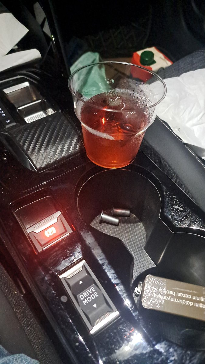 Erkek,delikanlı adamın bir duruşu,şekli,şemali olur hayata topluma karşı! Kılıktan kılığa girip sözünün eri olmayana bizim oralarda adam denezler.madam derler!🤔