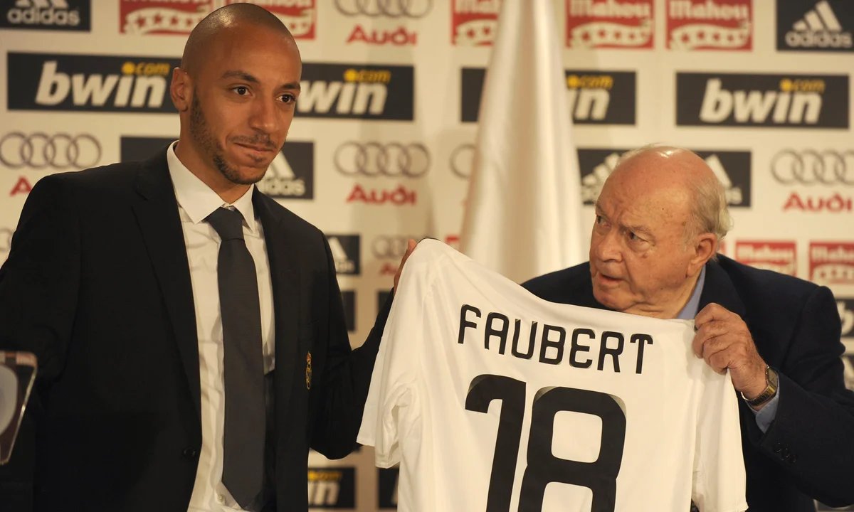 Le plus grand transfert de l'histoire du football fête ses 17 ans. 

Ce regard de Di Stefano 😍